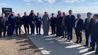 Al Ula adalah kota bagian dari Provinsi Madinah, Arab Saudi, merupakan jalur perdagangan kuno yang menghubungkan negeri Arab hingga ke Syam, saat ini mencakup Syiria, Palestina, Yordania hingga Lebanon. Mendag Majid Al-Qasabi menyetir sendiri menuju wilayah perbukitan berbatu itu sambil berbincang akrab bersama Zulhas. 