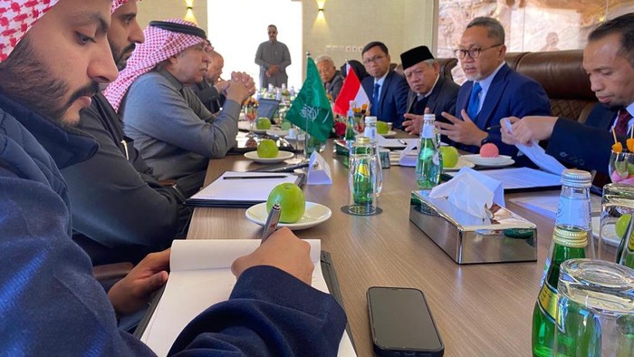 Mendag Zulhas melakukan pertemuan bilateral dengan Mendag Arab Saudi yang membicarakan peningkatan hubungan dagang kedua negara di Al Ula.