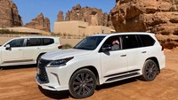 Menteri Perdagangan Arab Saudi HE Dr Majid bin Abdullah Al-Qasabi mengambil alih kemudi kendaraan Toyota Lexus LX570S warna abu-abu miliknya untuk mengantar secara khusus Mendag RI Zulkifli Hasan. Bersama rombongan kementerian masing-masing negara, keduanya bertolak dari Madinah menuju Al Ula untuk melaksanakan pertemuan bilateral yang membahas masa depan kerjasama perdagangan kedua negara, Minggu (22/1/2023).