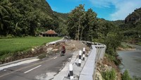 Rencananya Pemkab Bantul akan bekerja sama dengan pakar geologi untuk melakukan berbaikan jalan tersebut.