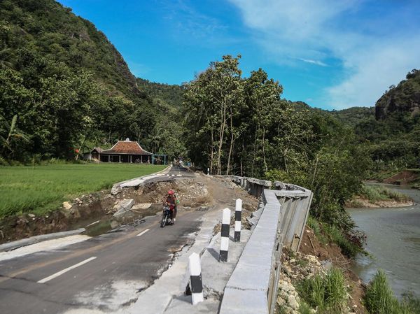 Waduh! Jalan Penghubung Desa Wisata Sringharjo-Selopamioro Amblas