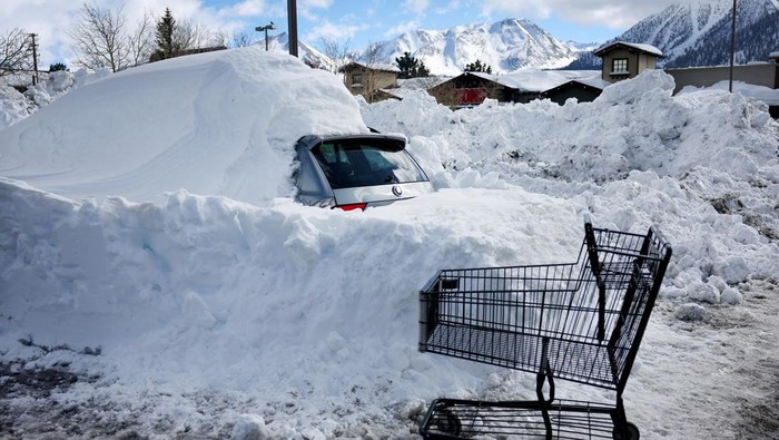 Wilayah California Masih Tertimbun Salju Tebal, Begini Kondisinya MAMMOTH LAKES, CALIFORNIA - JANUARY 22: A Carl's Jr. drive-through menu is partially buried in a snowbank after a series of atmospheric river storms brought heavy snowfall to the region on January 22, 2023 in Mammoth Lakes, California. California was slammed by a barrage of atmospheric river storms which ended last week and delivered massive amounts of snowfall to the Sierra Nevada mountains raising Californiaβs snowpack to nearly 250 percent above average. Meltwater from Californiaβs snowpack provides an essential source of water to the state and the widespread precipitation has led to a lower drought status as reservoirs have begun to fill. (Photo by Mario Tama/Getty Images)