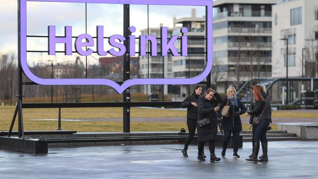 HELSINKI, UUSIMAA, FINLAND - 2021/11/18: Group of women take pictures in Kansalaistori square. (Photo by Takimoto Marina/SOPA Images/LightRocket via Getty Images)