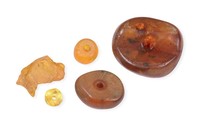 Manik-manik batu amber. Mereka juga menyelamatkan sebuah gelang, dua spiral logam, gigi binatang, empat manik-manik amber, sekop kayu, dan sisa-sisa berbagai tumbuhan.(Foto: Marcus Guckenbiehl/ Bavarian State Office for the Preservation of Monuments )