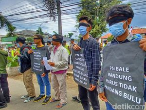 Aksi Tutup Mata Mahasiswa Kawal Kasus Eks Ketua DPRD Jabar