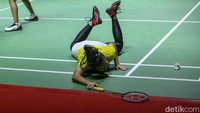 Ganda putri Indonesia itu sampai jatuh bangun saat melawan Li Wen Mei/Liu Xuan Xuan.