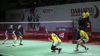 Ketegangan terjadi pada gim ketiga. Kejar kejaran angka terjadi sangat ketat hingga akhir laga.