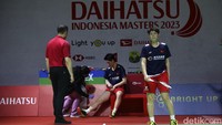 Pasangan ganda putri China yang sempat kedodoran meminta tim medis masuk untuk memberikan semprotan kepada salah satu pemain, hal itu tentu mengendurkan permainan Indonesia yang tengah panas.