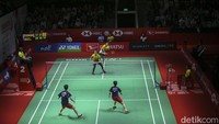 Ganda putri Indonesia Febriana Dwipuji Kusuma/Amalia Cahaya Pratiwi bertanding melawan Li Wen Mei/Liu Xuan Xuan di Istora, Jakarta, Selasa (24/1/2023).