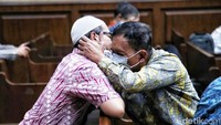 Angin Prayitno memeluk kerabatnya sebelum sidang.