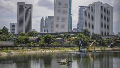 Antisipasi Banjir, Lumpur di Waduk Melati Dikeruk