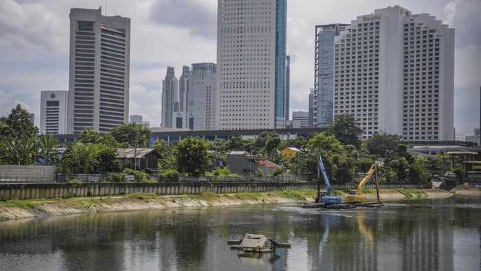 Petugas mengoperasikan alat berat eskavator guna mengeruk lumpur di Waduk Melati, Tanah Abang, Jakarta, Selasa (24/1/2023). Pengerukan tersebut dilakukan sebagai upaya mencegah pendangkalan waduk dan untuk mengantisipasi banjir.