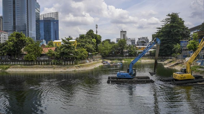 Antisipasi Banjir, Lumpur di Waduk Melati Dikeruk Petugas mengoperasikan alat berat eskavator guna mengeruk lumpur di Waduk Melati, Tanah Abang, Jakarta, Selasa (24/1/2023). Pengerukan tersebut dilakukan sebagai upaya mencegah pendangkalan waduk dan untuk mengantisipasi banjir.