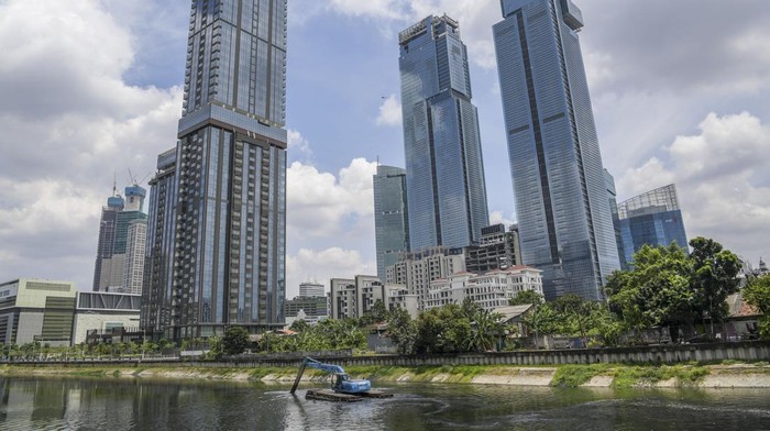 Antisipasi Banjir, Lumpur di Waduk Melati Dikeruk Petugas mengoperasikan alat berat eskavator guna mengeruk lumpur di Waduk Melati, Tanah Abang, Jakarta, Selasa (24/1/2023). Pengerukan tersebut dilakukan sebagai upaya mencegah pendangkalan waduk dan untuk mengantisipasi banjir.