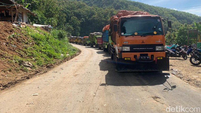 Antrean truk sampah di jalan menuju TPA Sarimukti