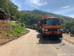 Keluh Kesah Sopir Truk di TPA Sarimukti: Ditekan Warga-Biaya Bengkak