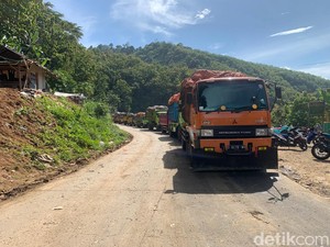 Keluh Kesah Sopir Truk di TPA Sarimukti: Ditekan Warga-Biaya Bengkak