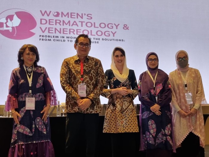Arumi Bachsin dan dokter spesialis kulit dan kelamin