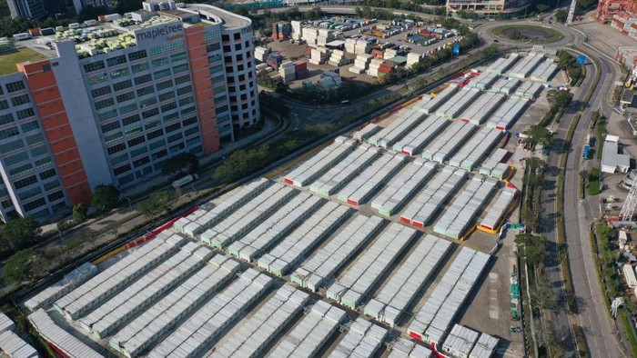 Ribuan kontainer yang dijadikan tempat isolasi pasien COVID ini kosong tanpa pasien usai Menkes Hong Kong mencabut perintah isolasi untuk pasien COVID. Begini penampakannya.