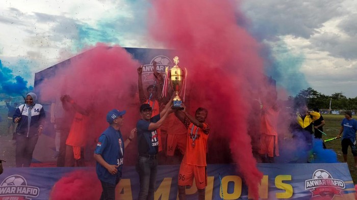 Bagindas Hibur Warga Morowalli di Penutupan AH Cup Meski diguyur hujan tak membuat ribuan masyarakat Morowali meninggalkan lapangan sepakbola Sapta Marga Desa Wosu Kecamatan Bungku Barat, Kabupaten Morowali. Masyarakat tumpah ruah memadati lapangan hanya untuk menyaksikan kehadiran Andra Bagindas.