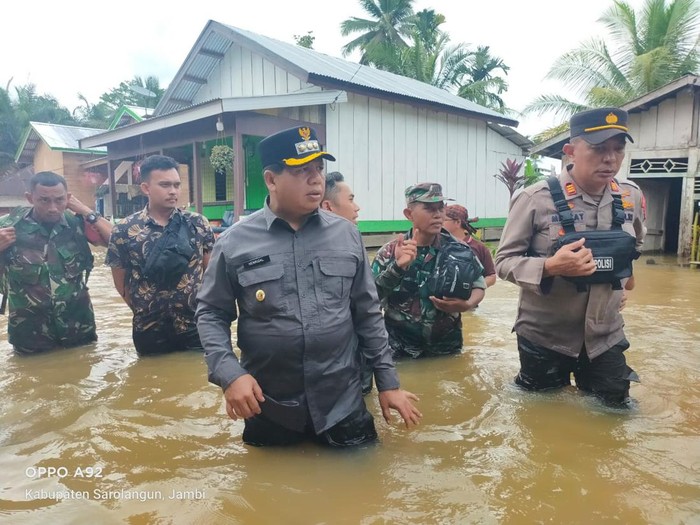 Pj Bupati Sarolangun saat pantau lokasi warga yang terdampak banjir. Istimewa