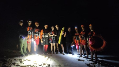 Basarnas Bali berhasil mengevakuasi dua bule Rusia yang terjebak air pasang di Pantai Nunggalan