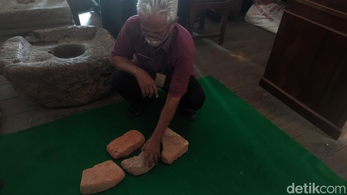 Batu bata berbagai pola peninggalan abad 6-10 Masehi di Demak. Foto diunggah Selasa (24/1/2023).