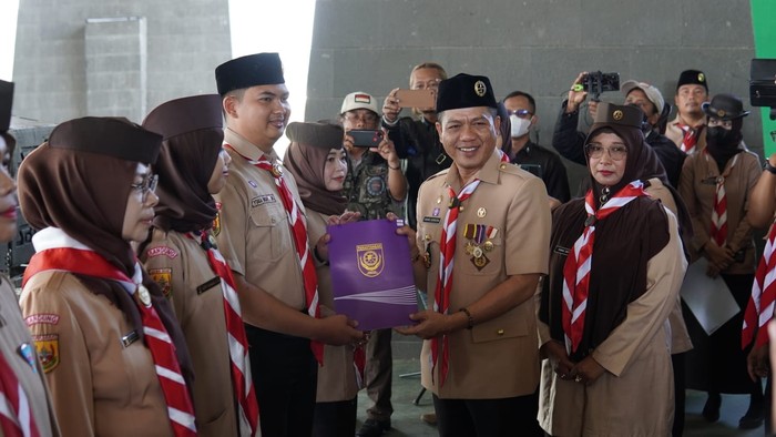 Bupati Bandung Kukuhkan 2.251 Peserta KMD Kwarcab Pramuka Bandung