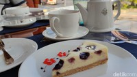Saat menjajal Thai Bus Food Tour Bangkok, kami menjajal paket teh di sore hari atau Afternoon Tea. Sajian dimulai dari golden lime juice, crispy rice cracker with peanut sauce, hingga blueberry cheesecake ini.