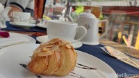 Almond croissant di Thai Bus Food Tour Bangkok. Kami berpendapat bahwa semua kue yang disajikan terbilang sangat enak.