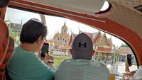 Bus double decker dari Thai Bus Food Tour Bangkok memang besar dan jernih. Karena terawat, traveler bisa memotret dengan jelas tiap landmark atau ikon yang dilewati.