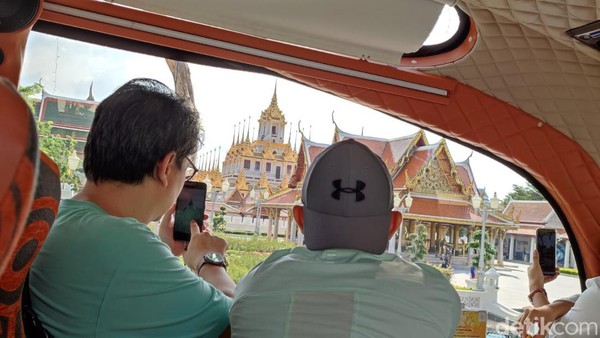 Bus double decker dari Thai Bus Food Tour Bangkok memang besar dan jernih. Karena terawat, traveler bisa memotret dengan jelas tiap landmark atau ikon yang dilewati. Bus double decker dari Thai Bus Food Tour Bangkok memang besar dan jernih. Karena terawat, traveler bisa memotret dengan jelas tiap landmark atau ikon yang dilewati.