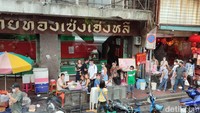 Saat menaiki Thai Bus Food Tour Bangkok, kami diiringi oleh guide dari operator yang menjelaskan aneka tempat terkenal di sana, terutama restoran-restoran dengan label Michelin.