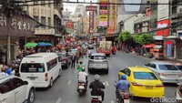 Layanan Thai Bus Food Tour Bangkok berlangsung selama satu setengah jam. Kami menembus pecinan dan daerah sekitarnya dengan perlahan.
