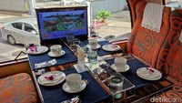 Meja makan dan kursi nyaman di Thai Bus Food Tour Bangkok yang kami tumpangi. Bagi yang cepat mabuk, posisi terbaik adalah menghadap ke depan.