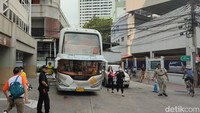 Beberapa waktu lalu, kami menjajal Thai Bus Food Tour di Bangkok. Bus yang kami tumpangi berjenis double decker dengan kaca super lebar di depan dan kanan kirinya.