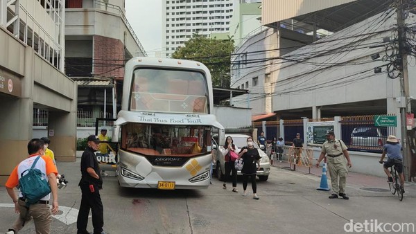 Beberapa waktu lalu, kami menjajal Thai Bus Food Tour di Bangkok. Bus yang kami tumpangi berjenis double decker dengan kaca super lebar di depan dan kanan kirinya.