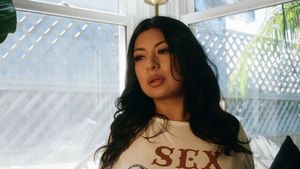 8 Foto Wanita yang Dulu Religius Sampai Tak Nikah, Kini Jadi Model Dewasa