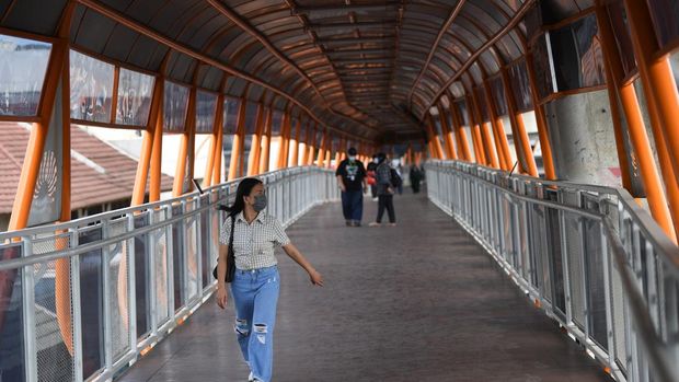 Cara ke Skywalk Kebayoran Lama bisa ditempuh KRL Commuter Line dan busway. Bagaimana rute perjalanannya? Simak informasi selengkapnya.