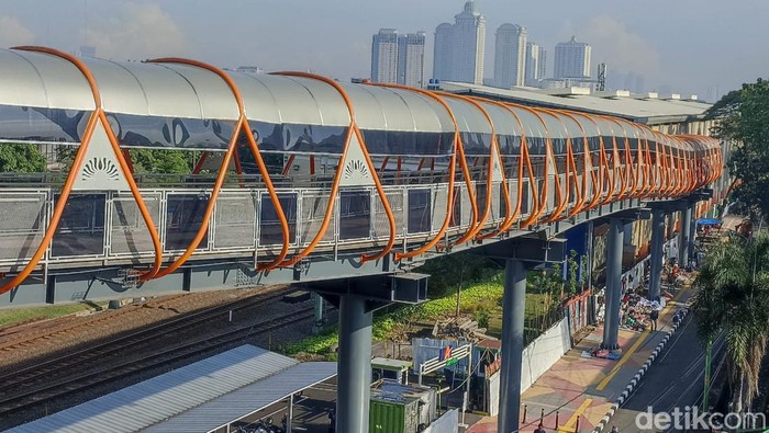 Cara ke Skywalk Kebayoran Lama bisa ditempuh KRL Commuter Line dan busway. Bagaimana rute perjalanannya? Simak informasi selengkapnya.