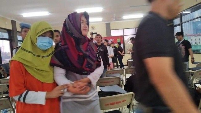 Cekoki bayi dengan makanan dan minuman tak lazim
