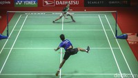 Mithun Manjunath justru bermain dengan kesalahan - kesalahan sehingga kehilangan poin lebih banyak. Memanfaatkan keuntungan tersebut, Christian Adinata alhasil mampu mengalahkan Manjunath dengan skor 21-18 pada gim pertama.