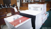 Tak terima dituntut hukuman penjara seumur hidup, Ferdy Sambo bersama tim kuasa hukumnya pun mengajukan nota pembelaan atau pleidoi kepada hakim dan JPU pada Selasa, (24/01/2023) lalu. Dalam sidang tersebut, Sambo meminta agar hukumannya ditiadakan dan meminta para penegak hukum untuk mengembalikan nama baik serta haknya sebagai anggota Polri. Grandyos Zafna/detikcom