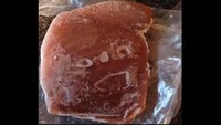 Seorang wanita menemukan potret wajah Donald Trump di daging steak tuna yang ia beli di supermarket.  Foto: Instagram / Twitter