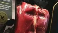 Secara tak sengaja, daging yang digantung di supermarket ini membentuk potret wajah yang menyeramkan. Foto: Instagram / Twitter