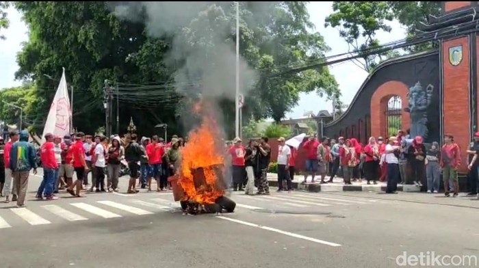 Demo PKL di Kediri tolak pembatasan kendaraan Simpang Lima Gumul