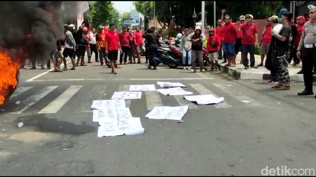 Demo PKL di Kediri tolak pembatasan kendaraan Simpang Lima Gumul