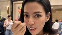 Sebentar lagi akan berulang tahun yang ke-26, Susan bagikan momen dirinya makan cake dessert yang cantik di salah satu acara. Foto: Instagram @susansameh