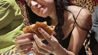 Salah satu makanan kesukaannya adalah burger. Dirinya bahkan tak jaim saat menghabiskan satu porsi burger berukuran besar. Foto: Instagram @susansameh