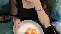 Selain burger dan es krim, makanan lain yang suka dimakannya adalah pizza. Terbukti nih kalau Susan doyan kulineran. Foto: Instagram @susansameh